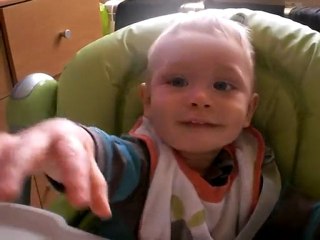 jules signe à sa "changer la couche" (mais très rapidement!)