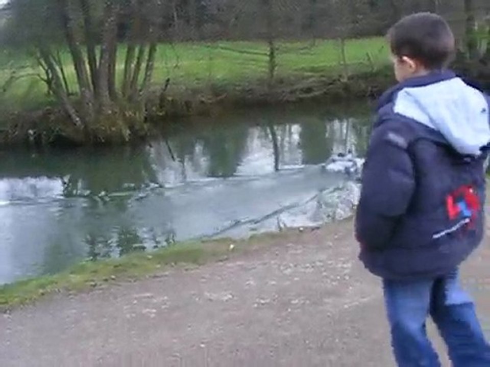 bateau remorqueur :1.40m par 50cms,poids 5.6kgrs..