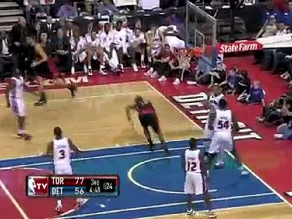 DeMar DeRozan flies to the hole and finishes with the huge t