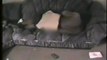 Sorprende un ladro a dormire nudo sul suo divano