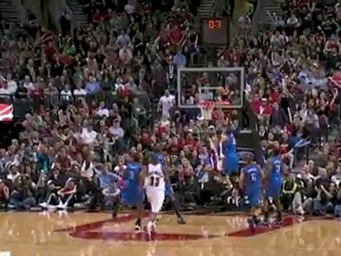 Jerryd Bayless goes coast-to-coast to beat the third quarter