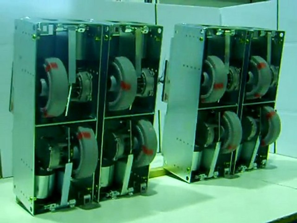 Traction de l'abri piscine par 8 moteurs et 8 roues