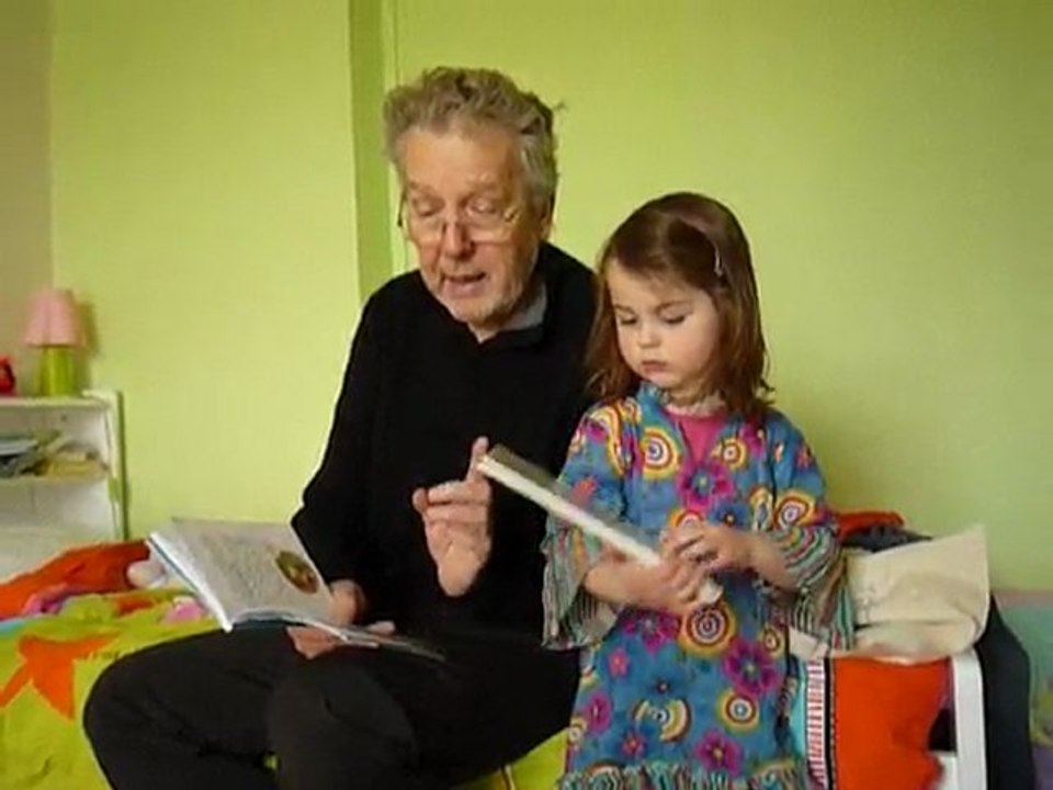 Papy Jean-claude fait la lecture
