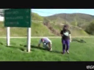 En vélo, il se prend un panneau dans la tête