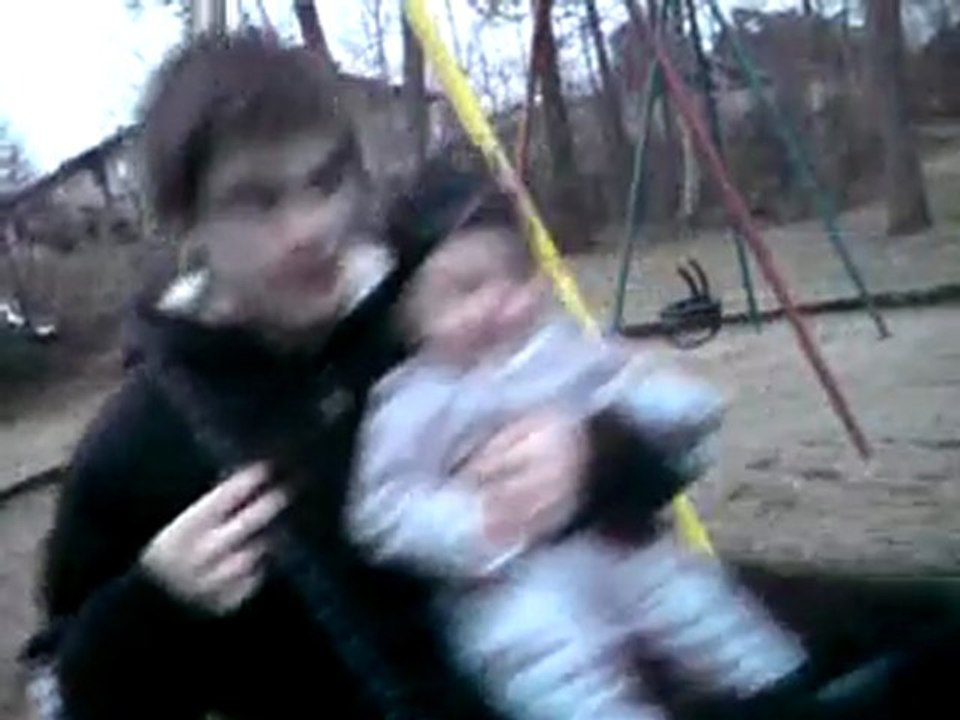 Gungar med pappa 2 o säger Mamma!