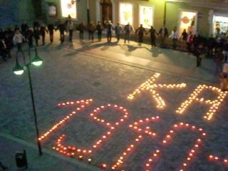 Opolanie zapalili znicze w napis Katyn