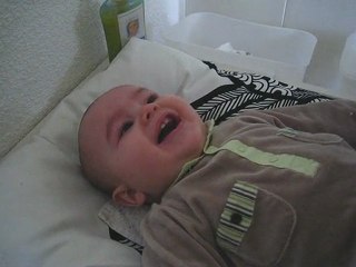 bébé mort de rire
