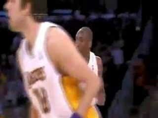Kobe Bryant points at Jeff Van Gundy