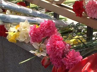 Kyrgyz political turmoil continues as families bury their dead