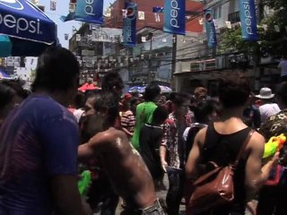 Les Thaïlandais célèbrent le Songkran