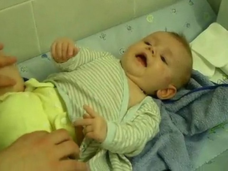 Bébé Jules est chatouilleux !