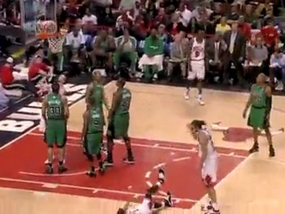 Derrick Rose drives in the lane and hits the floater and get