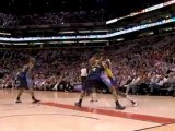 Amar'e Stoudemire gets the ball on the block, spins and slam