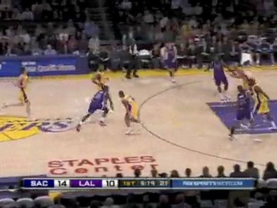 Tyreke Evans anticipates Lamar Odom's pass perfectly and dis