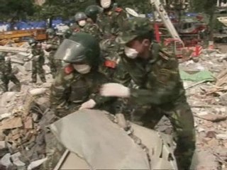 China quake death toll tops 400