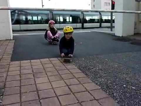 20100408 Debut en skate clara et nico merignac