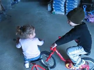 Maëlysse fait du vélo
