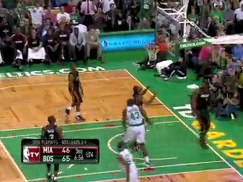 Rajon Rondo dishes around his back to Kendrick Perkins down