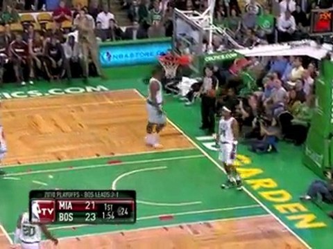 Dwyane Wade finds a cutting Quentin Richardson under the bas