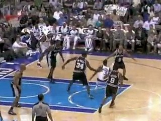 Rodrigue Beaubois makes a beautiful spin move in the paint a