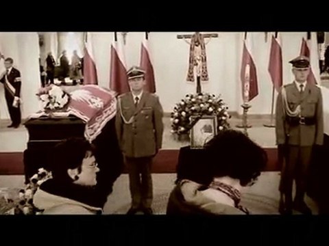 Tragedia w Smoleńsku: Polacy oddają hołd parze prezydenckiej