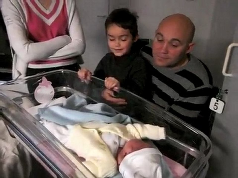 première rencontre timide à la maternité! Baptiste avait 3h!