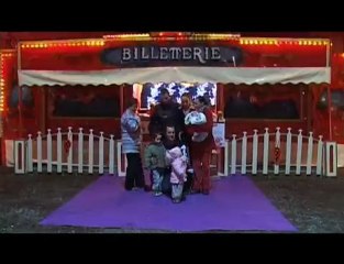 Un Chapiteau Bleu et Blanc Partie 1/2