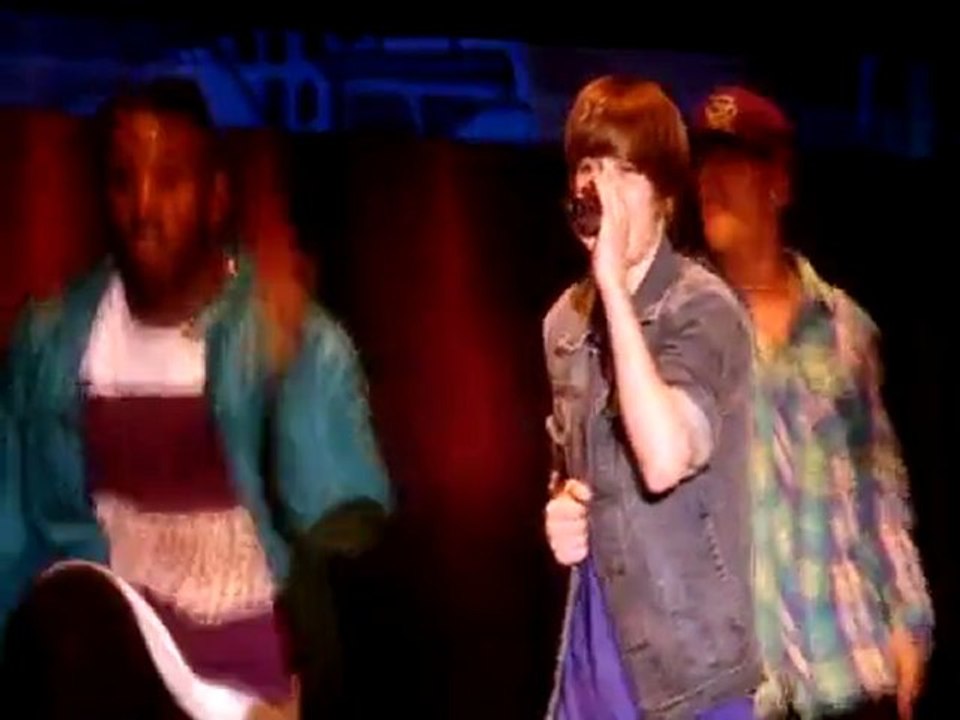 Justin Bieber se casse le pied sur scène   regardez !