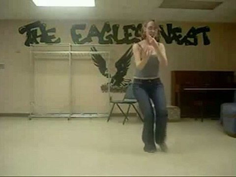 La fille de Régis fait une chorégraphie sur une chaise