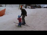 Sarah 1ère fois sur les skis   - Sarah's first time skiing