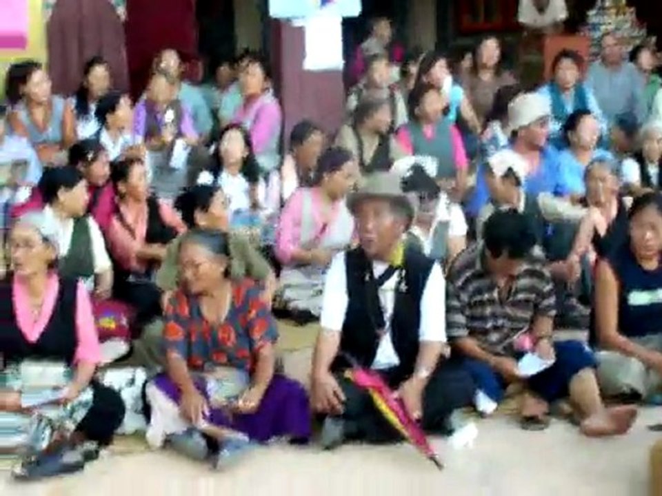 sitting pour un TIBET LIBRE devant le "Tamang Gompa" (népal)