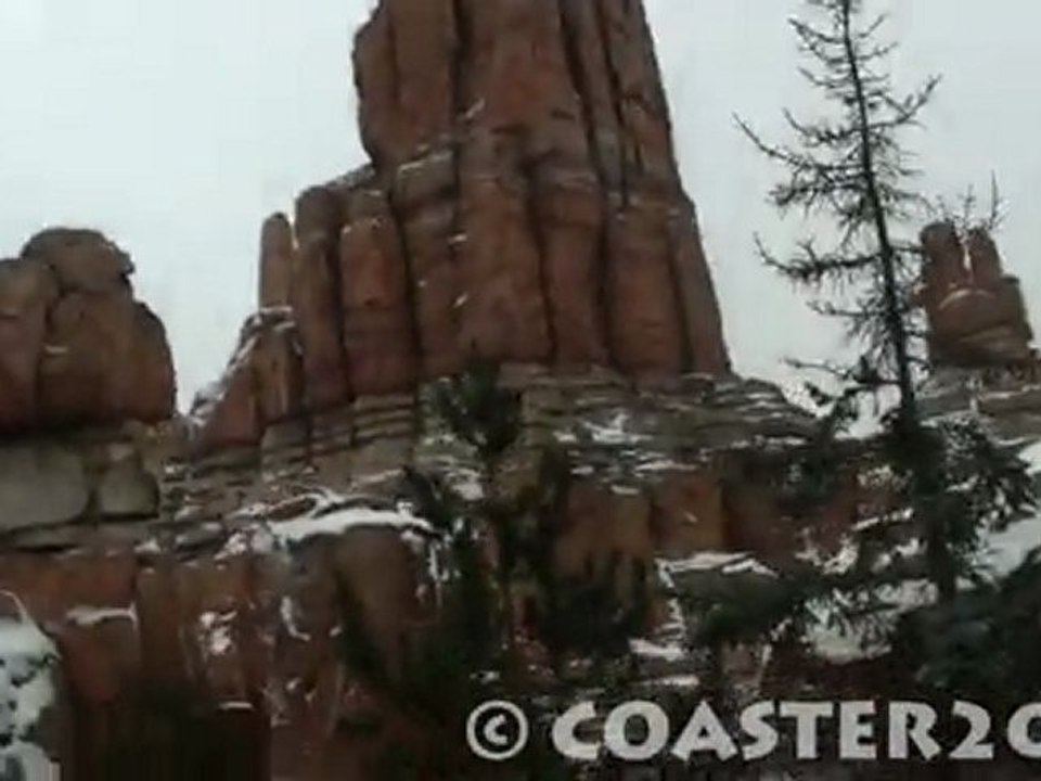 Big Thunder Mountain sous la neige - Disneyland Paris
