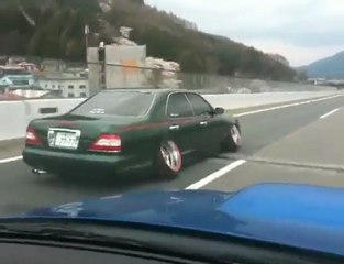 Une voiture au ras du sol