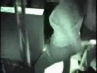 une nana dans une boite de nuit