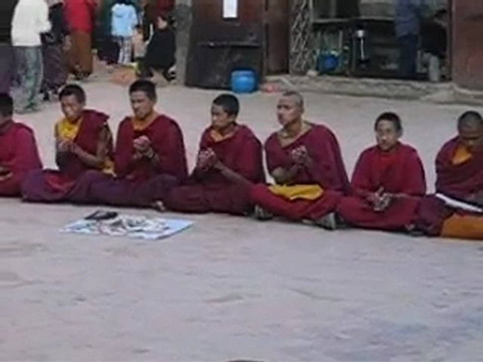Népal - Chant de jeunes bouddhistes à Katmandou