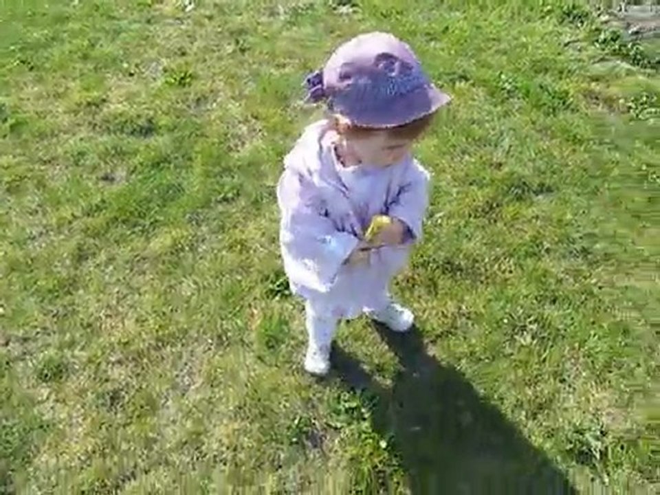 Léonie à la découverte du jardin