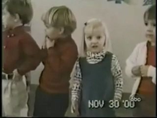 Un petit éternue et la petite le regarde bizarrement