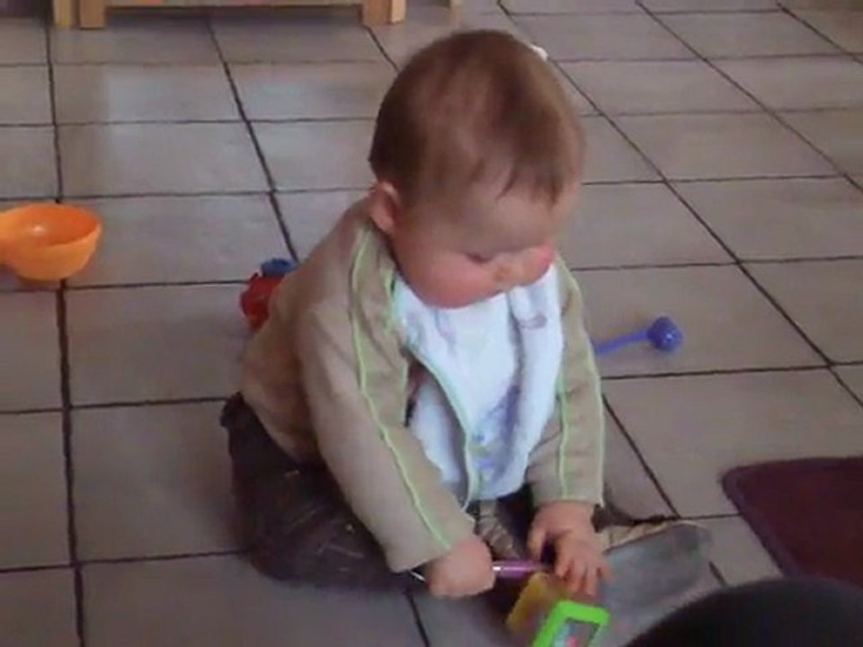 Célian fait du 4 pattes