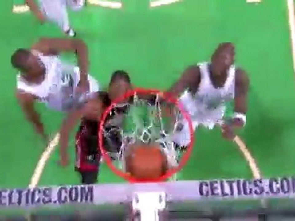 Dwyane Wade scores 26 points, grabs eight rebounds and dishe