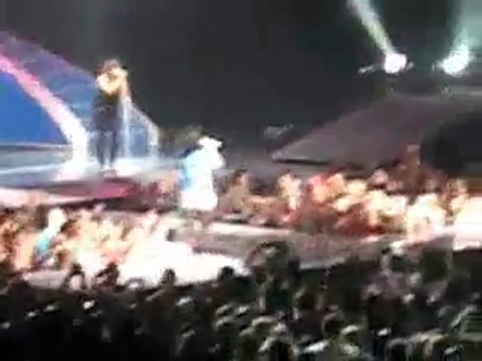 Taylor Swift & Katy Perry "Hot 'N Cold" at Staples ...