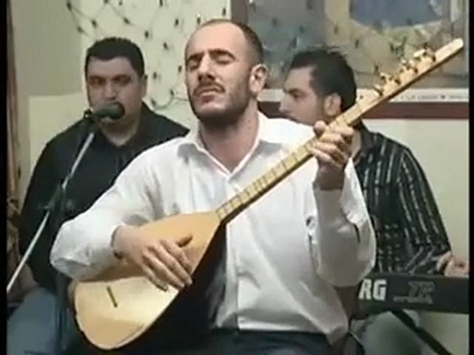 bağlama çalan adam kendinden geçiyor