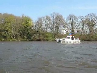 Sur l'Erdre : bateau aux drapeaux