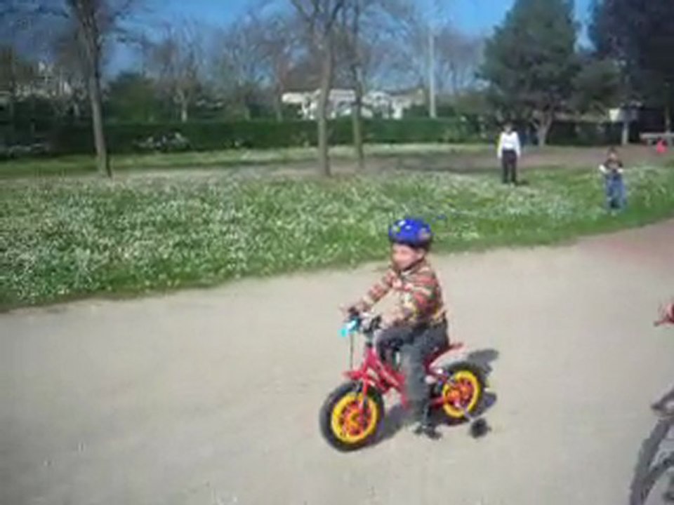 Théo en vélo
