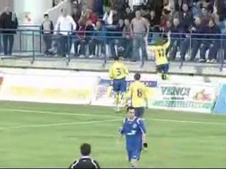 Un footballeur reçoit une gifle d'un supporter