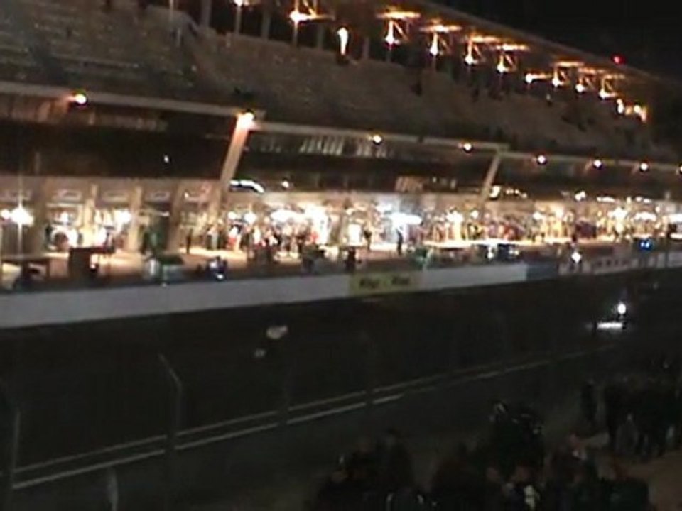 ligne droite des stands de nuit aux 24h du mans  2010