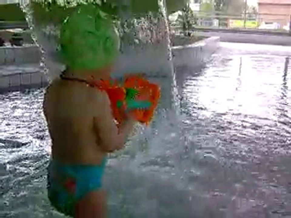 Eliott à la piscine