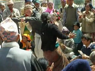 Manu danse avec les pelerins de Muktinath