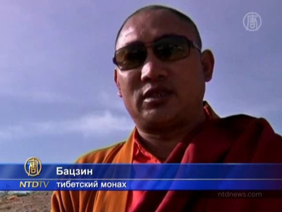 Тибетские монахи молятся за души жертв землетрясения