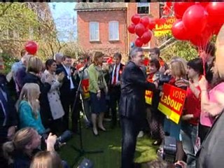 Hung parliament poses risk, says Cameron