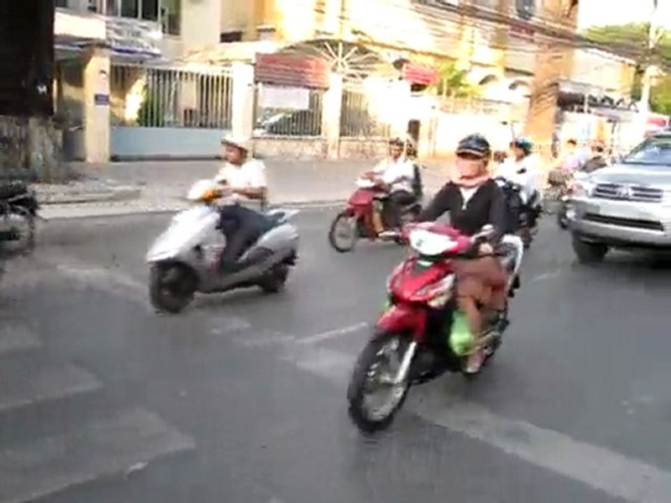 traversee de rue a saigon